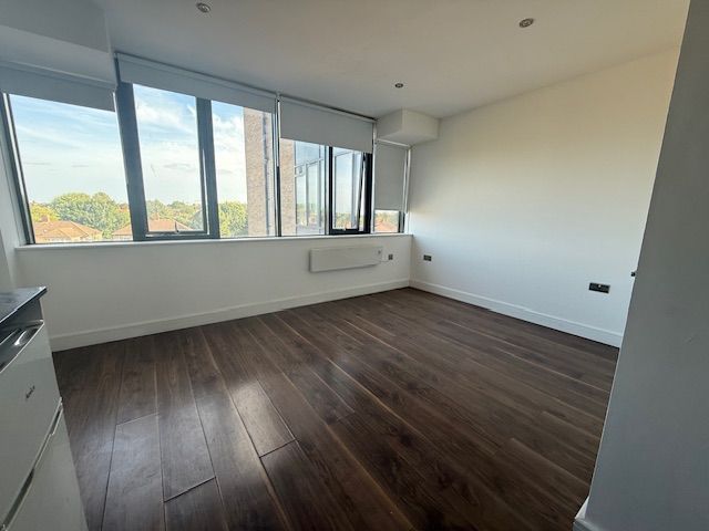 MODERN STUDIO FLAT, ELMGROVE ROAD, SECURE LOCATION, PLUS BILLS