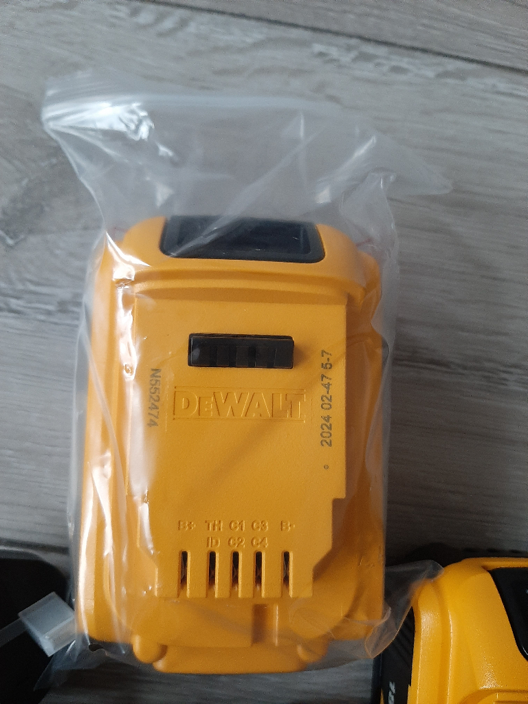 Dewalt 18v 5ah battery x 2 plus charger 