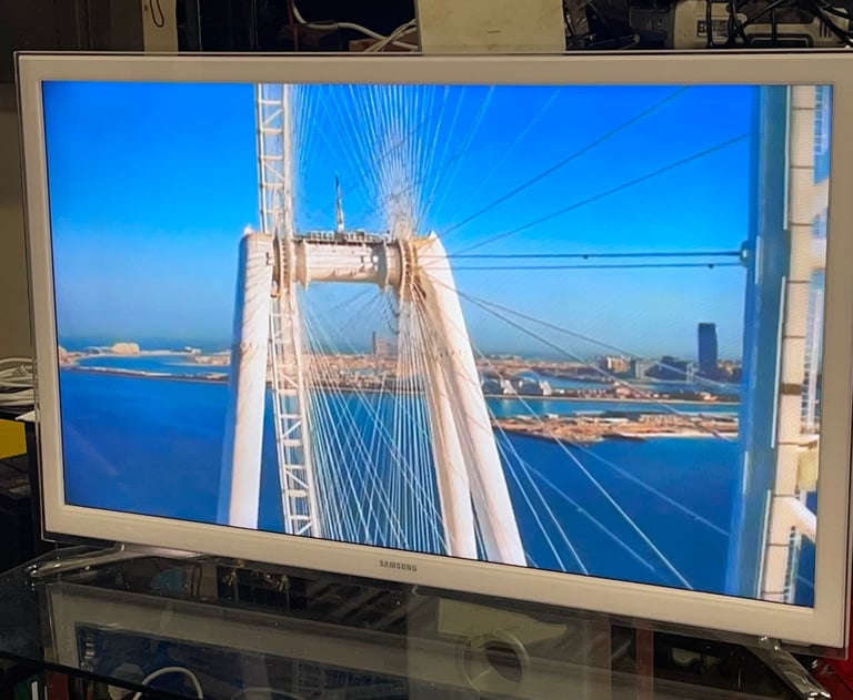 Smart TV: SAMSUNG Model : U32F4510AK