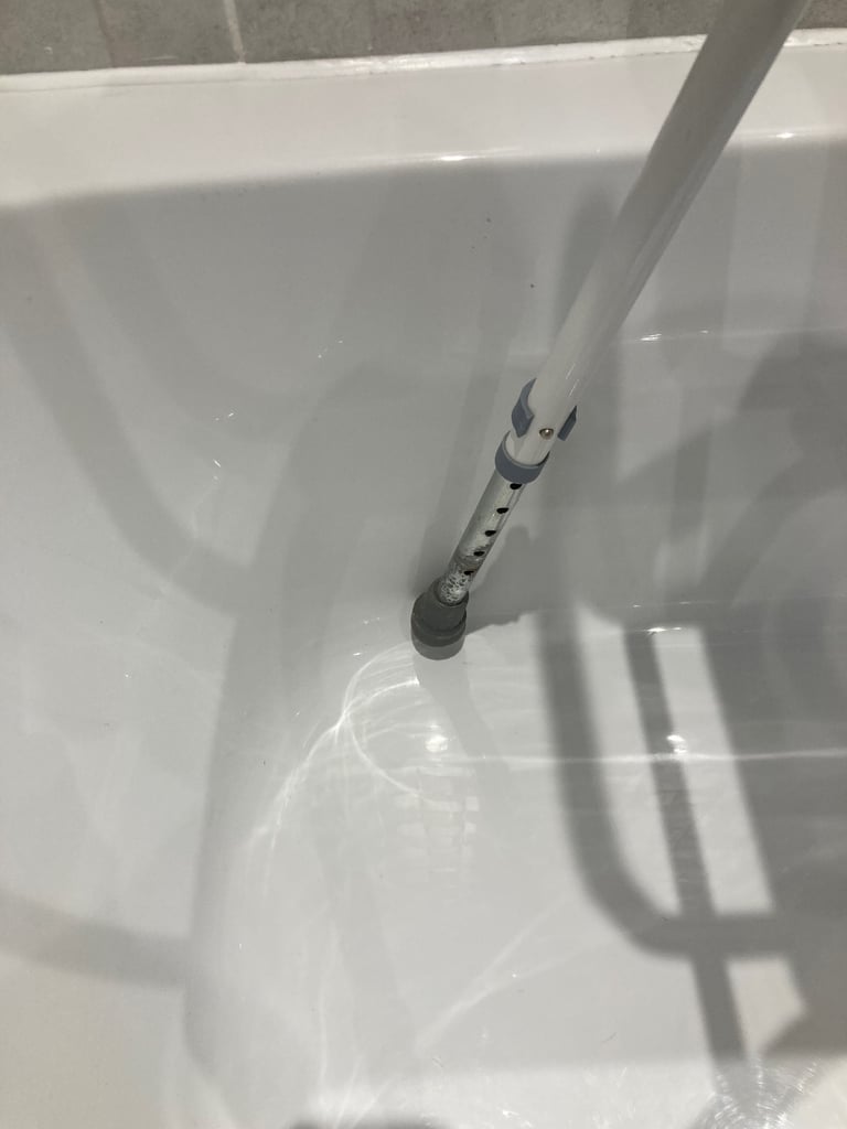 Mobility bath seat, adjustable height legs. Bargain £5