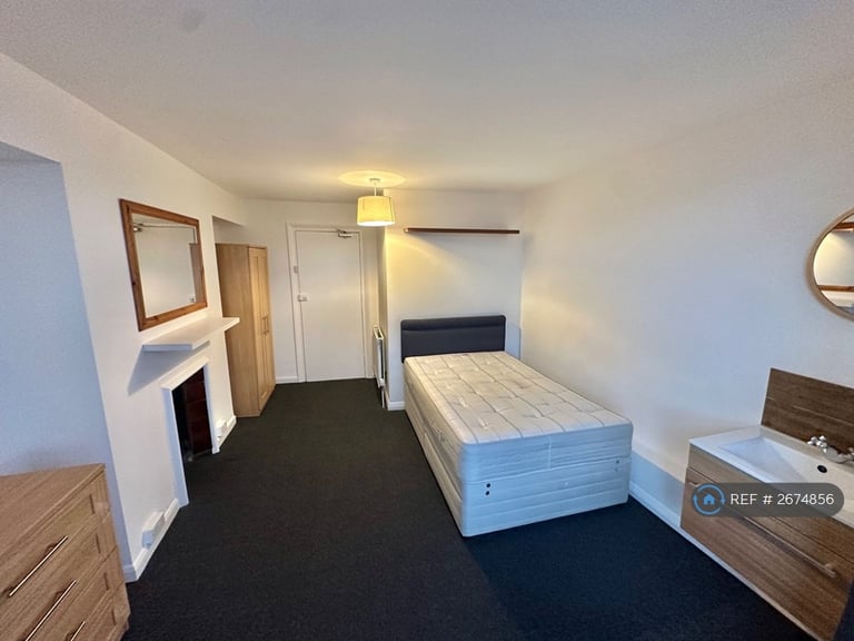1 bedroom in Mount Gould Road, Plymouth, PL4 (#2674856)