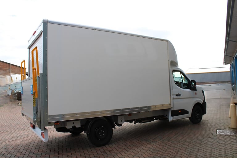 RENAULT MASTER ADVANCE 150BHP 4.1 METER LUTON VAN WITH TAIL LIFT BRAND NEW MODEL
