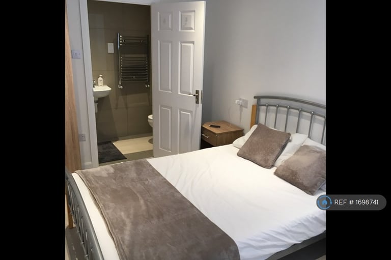 5 bedroom house in Pomfret Avenue, Luton, LU2 (5 bed) (#1698741)