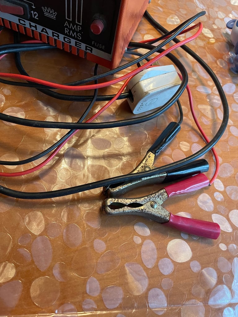 Absaar car battery charger. 11A RMS. Good working order. 