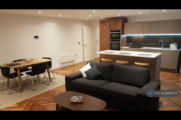 2 bedroom flat in South Tower, Manchester, M15 (2 bed) (#2654073)