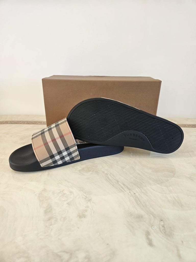 Burbberry sliders size uk6