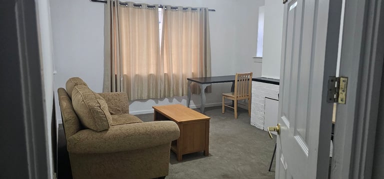  Spacious 3-Bedroom Flat for Rent – £1,450/month.