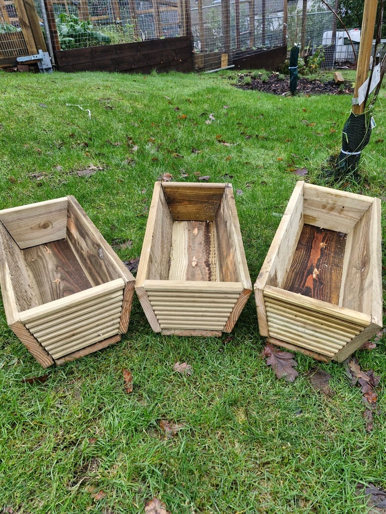 £10 Flower planters 