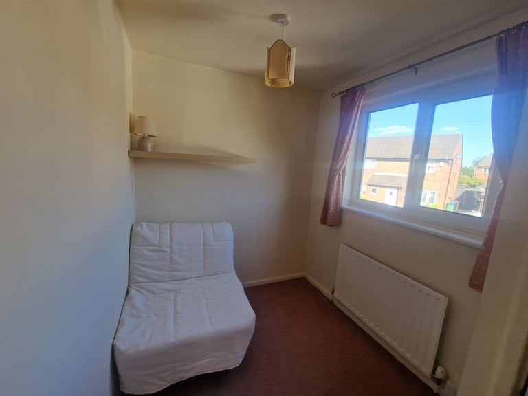 Bright & Spacious Family Home in Quiet Heald Green Cul-de-Sac – Garden, Driveway, Near Schools