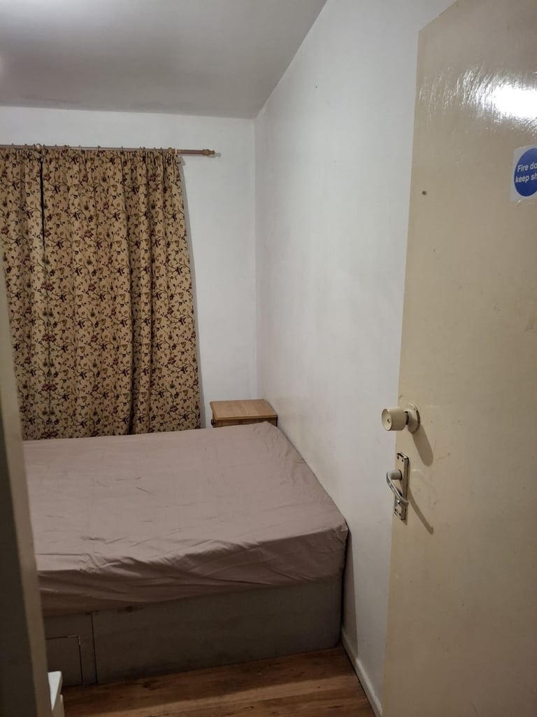 Double room to let rent  in central Swindon town home