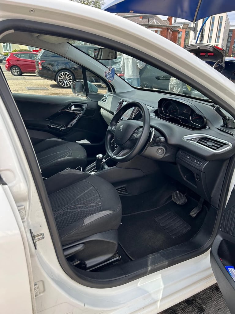 Peugeot, 208, Hatchback, 2013, Semi-Auto, 1398 (cc), 5 doors