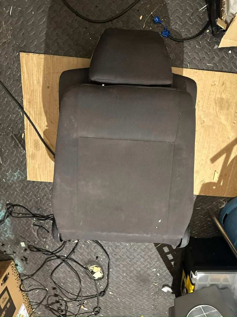 Vw Touran Mk1 Middle row drivers side passenger seat
