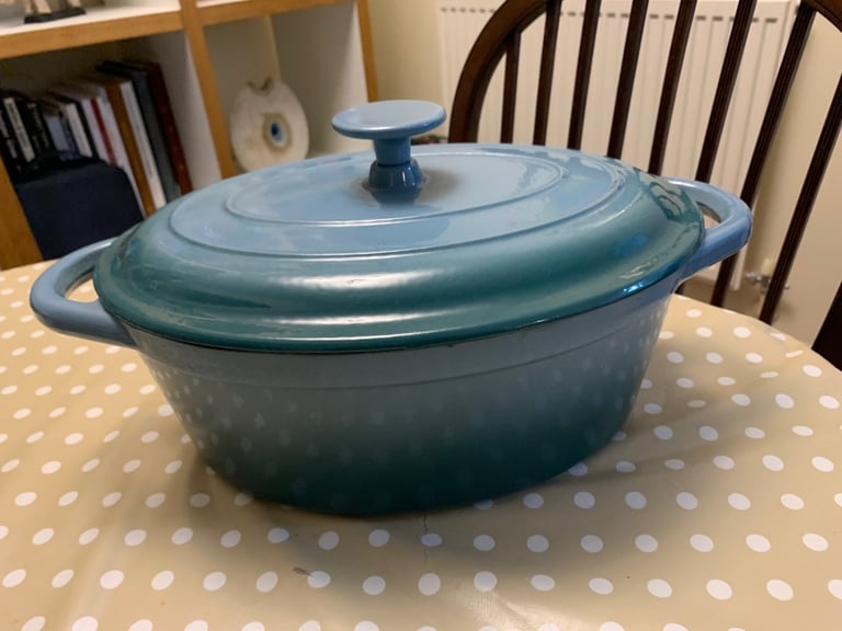 image for Cast iron casserole pot
