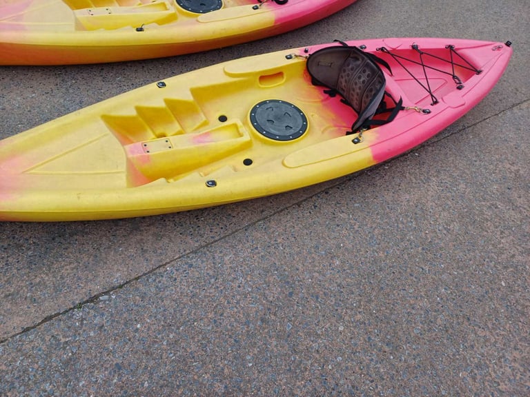 ONE single kayak with paddle and seatback