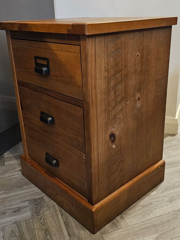2 x bedside cabinets 