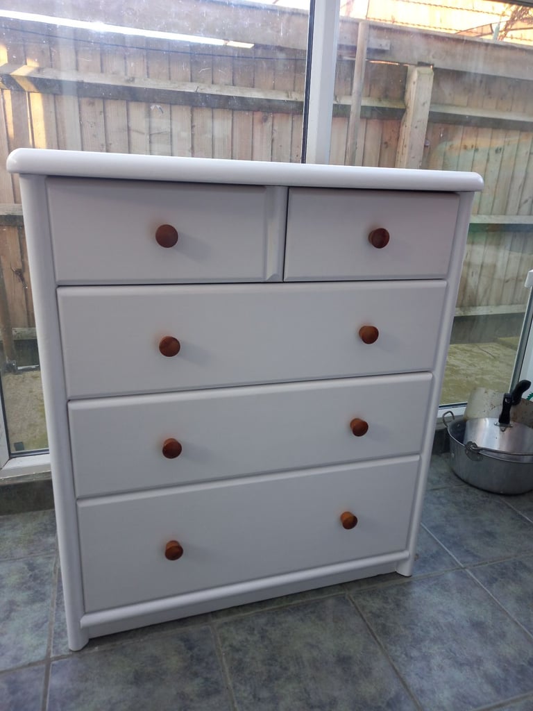 Wooden chest of drawers 