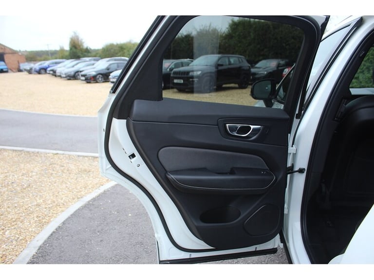 2022 Volvo XC60 B5 MHEV R-Design SUV HYBRID Automatic