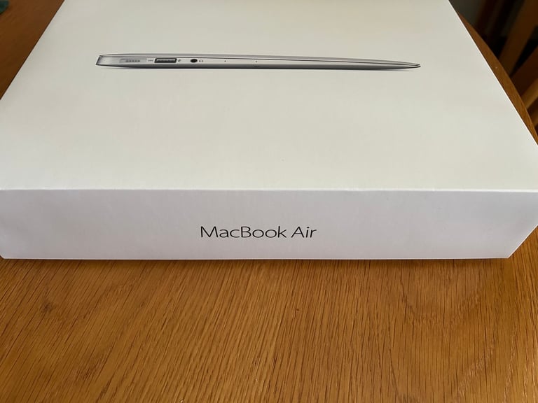 Apple MacBook Air 11.6 ” 1.6GHz 4GB/128GB Intel Core i5 - Immaculate