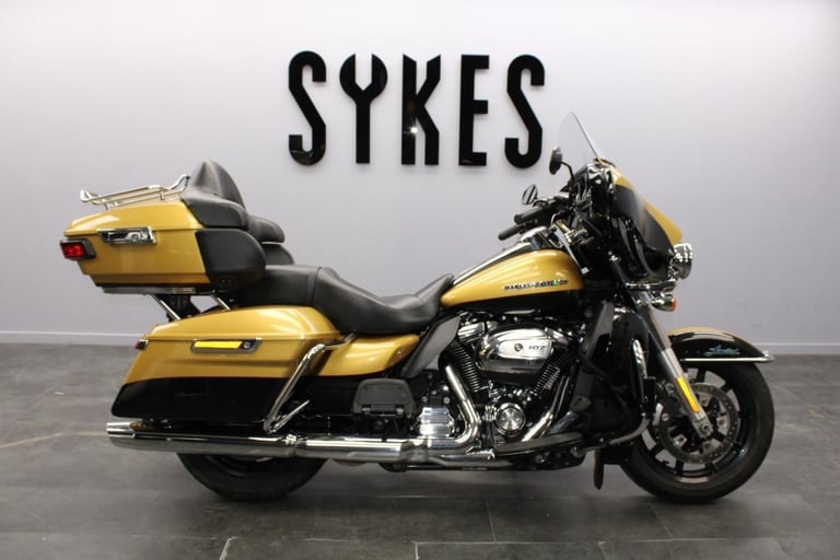 2017 Harley-Davidson FLHTK Touring Ultra Limited in Gold and Black