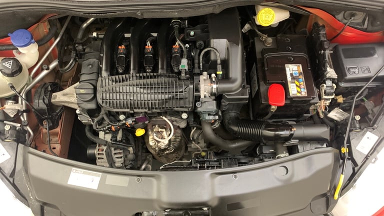 2016 Peugeot 208 1.2 PureTech XS White Hatchback 5dr Petrol Manual Euro 6 (82 ps) Hatchback Petro...