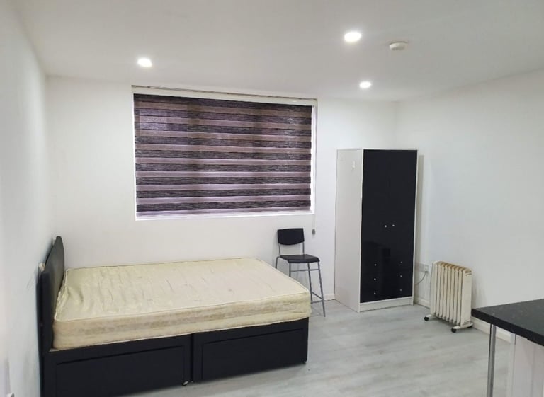 Studio Flat - Edmonton - Furnished 