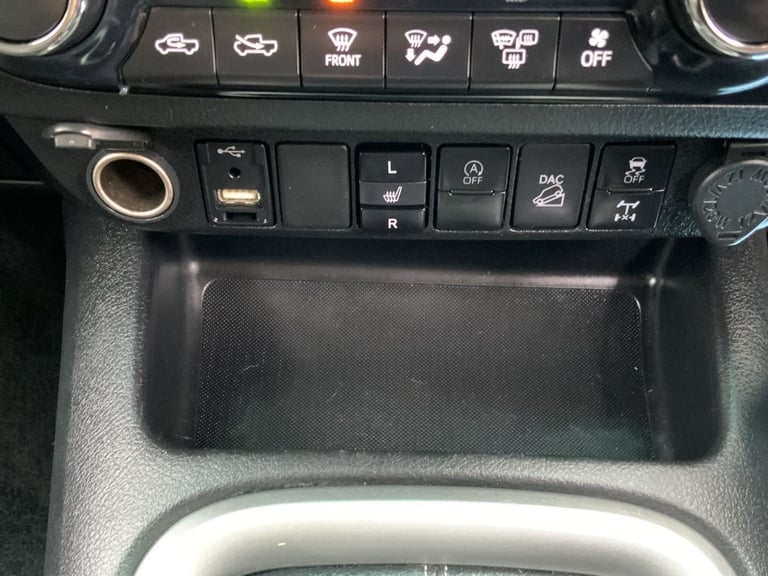 2021 Toyota Hilux 2.4 D-4D Invincible Pickup Double Cab 4dr Diesel Manual 4WD Euro 6 (s/s) (1 PIC...