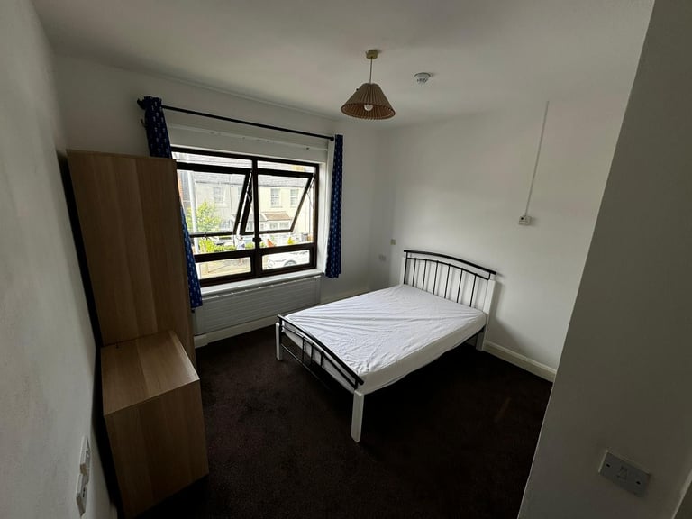 1 Double room En-suite to Rent in Newbury Park, just 3 minutes walk to Newbury Park Station.