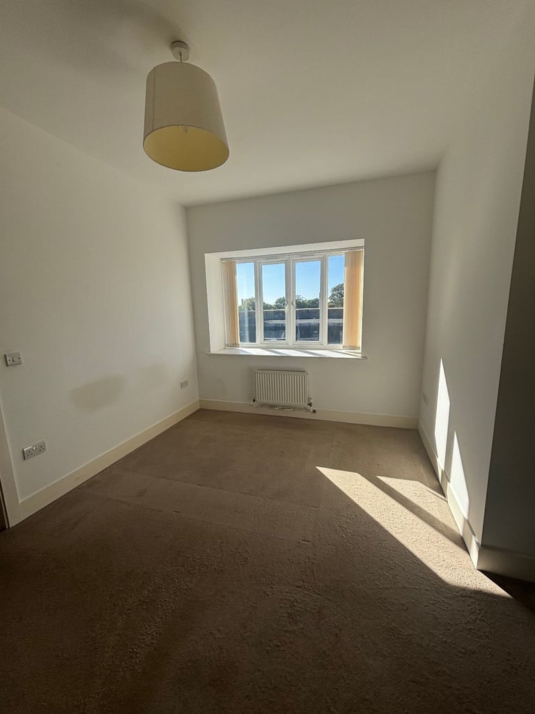 Beautiful Large 2 Bed / 2 Bath Flat with Balcony – Available Immediately!