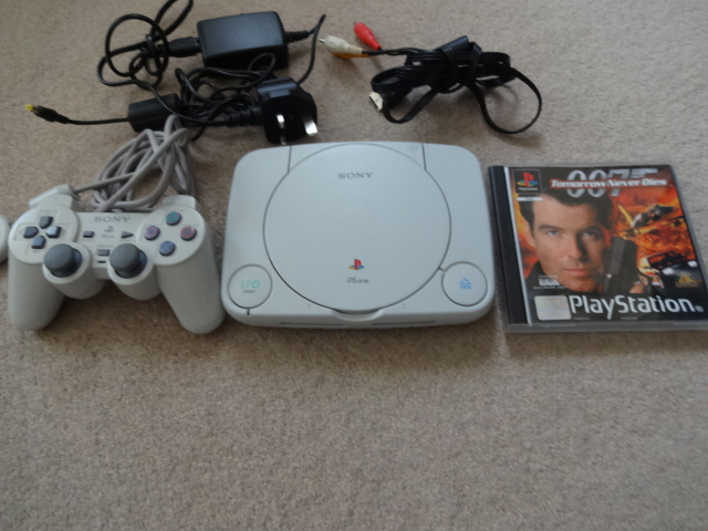 Sony PS1 Games Console - Playstation One - Plus leads, controller and game