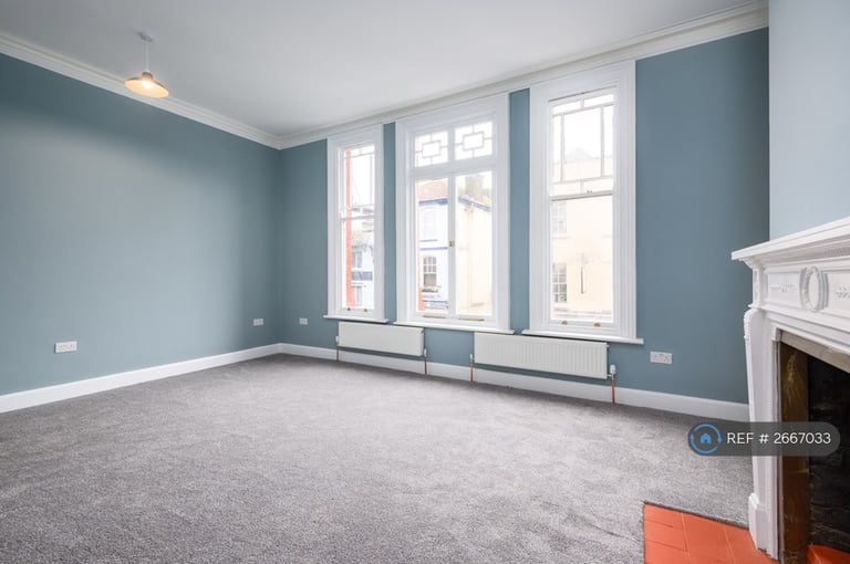 3 bedroom flat in High Street, Rochester, ME1 (3 bed) (#2667033)