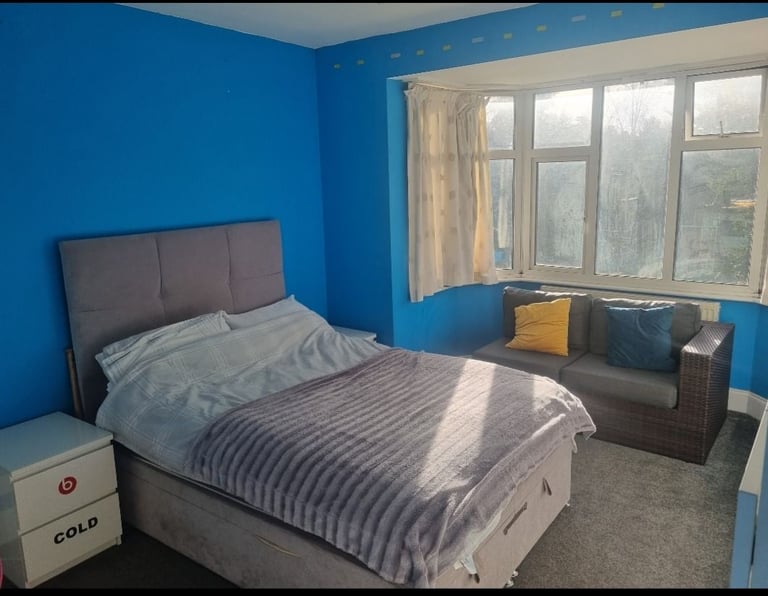 Spacious Double Room in Large House