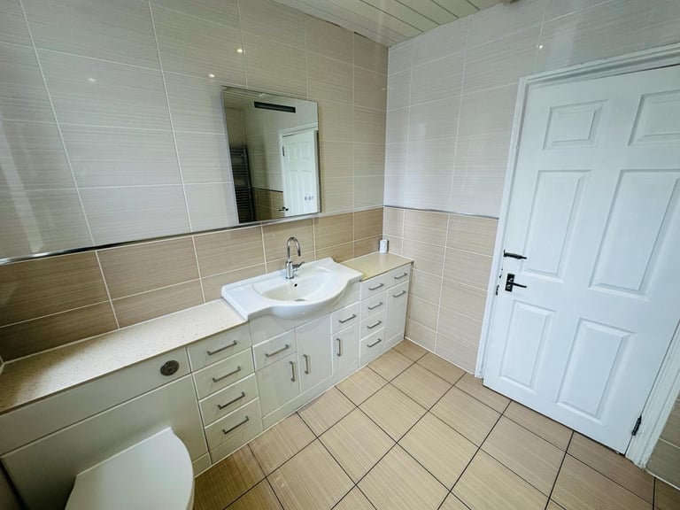 Spacious Double room, Central City, To Rent, Fully Furnished, Bills All Included, PL4