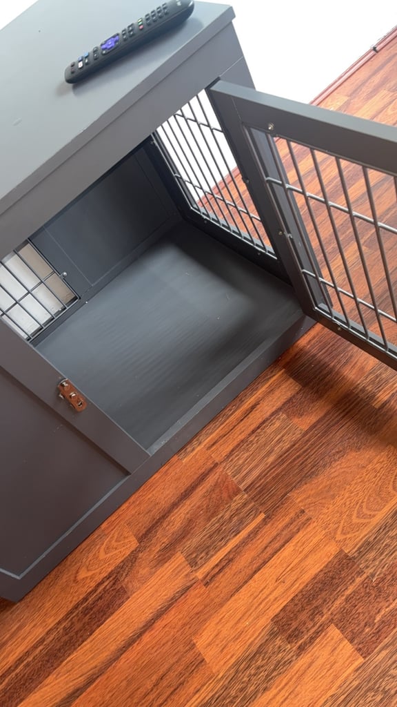 Small/medium dog crate 