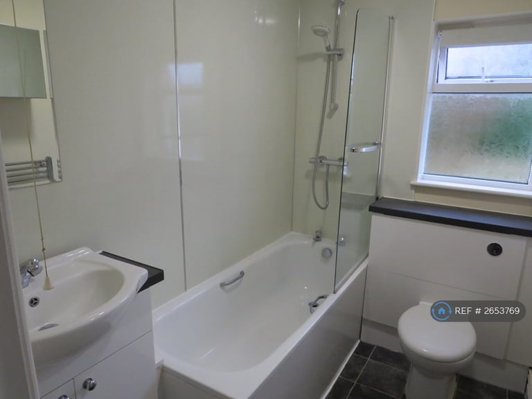 2 bedroom flat in Mowbray Drive, Reading, RG30 (2 bed) (#2653769)