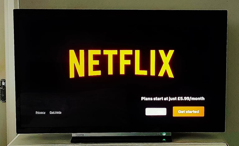 32" TOSHIBA SMART FULL HD SLIM LIGHTWEIGHT WIFI LED APPS TV RC & STAND TOP CONDITION -FREE DELIVERY