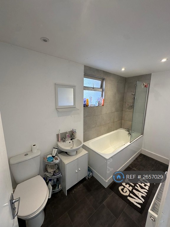 2 bedroom flat in High Road Leytonstone, London, E11 (2 bed) (#2657029)