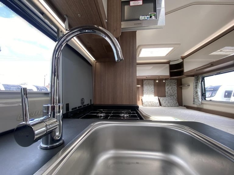 2018 BAILEY UNICORN VALENCIA 4 BERTH TOURING CARAVAN