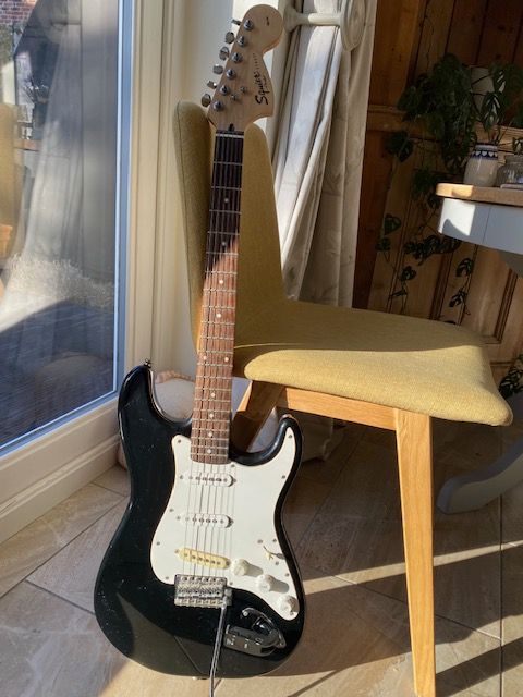 Squier Strat Fender Electric Guitar plus Fender Frontman 15Gamp