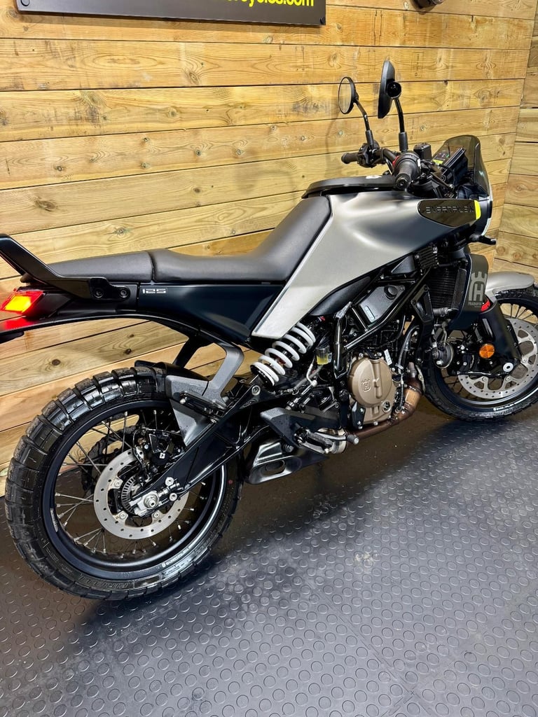 Husqvarna SVARTPILEN 125 / 2024 (upgraded) model / just 1999 miles 