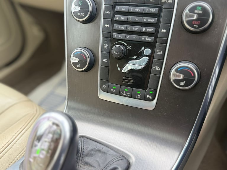 Volvo V60 SE Lux Nav Geartronic Diesel Automatic-Full service history