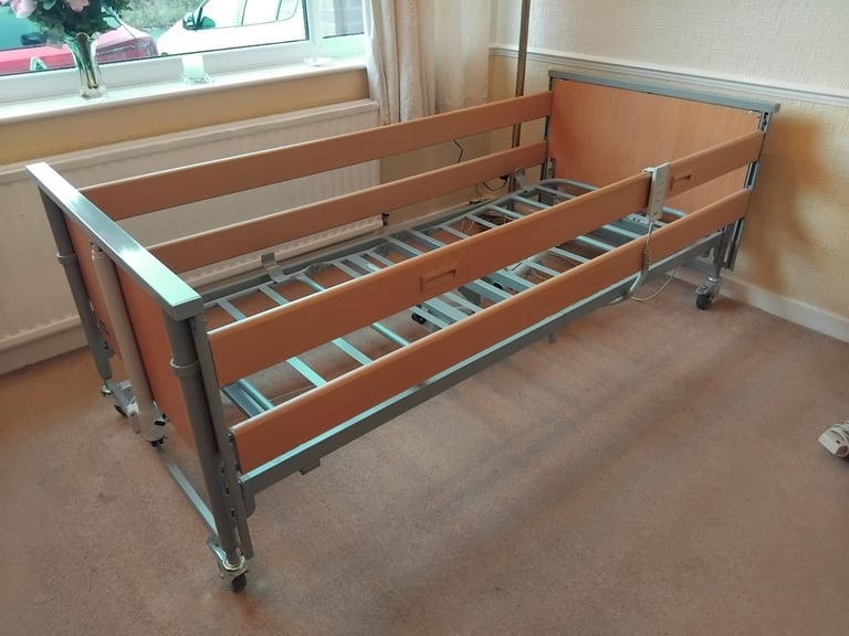 Invacare Medley Ergo Profiling electric hospital bed, With Mattress
