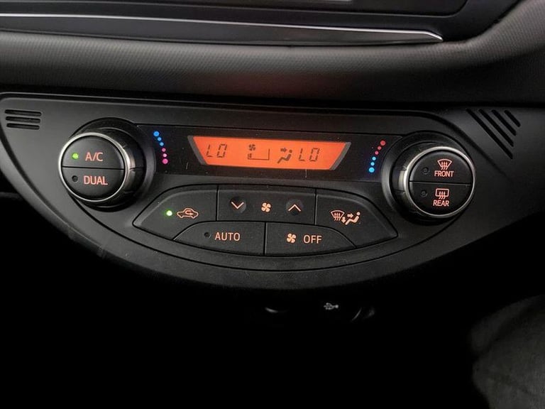 2017 Toyota Yaris 1.33 VVT-i Design 5dr HATCHBACK PETROL Manual