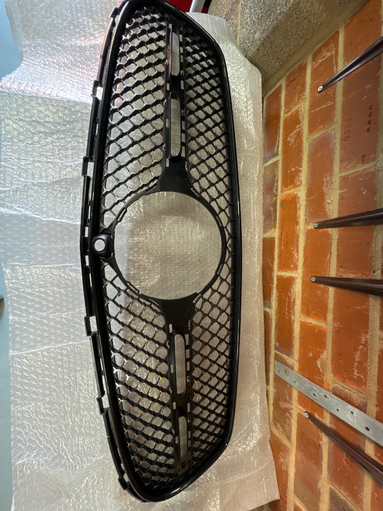 MERCEDES-BENZ FRONT BUMPER UPPER RADIATOR GRILL