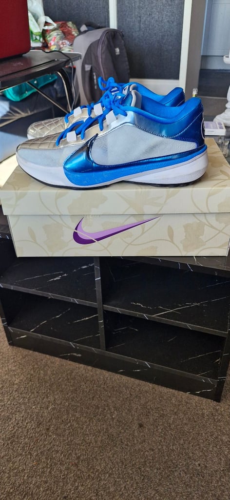 image for Nike zoom freak 5 (size 10)