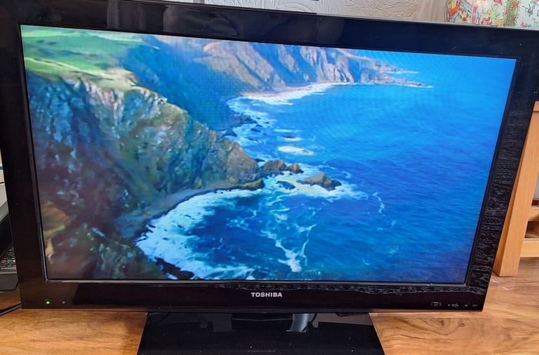 Toshiba 32in freeview TV with built-in dvd and remote 