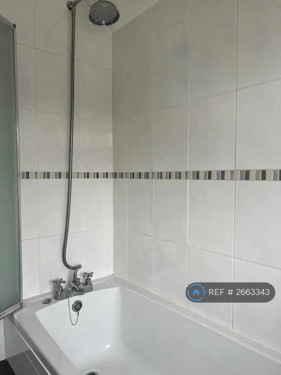 3 bedroom house in Brant Avenue, Newcastle-Under-Lyme, ST5 (3 bed) (#2663343)