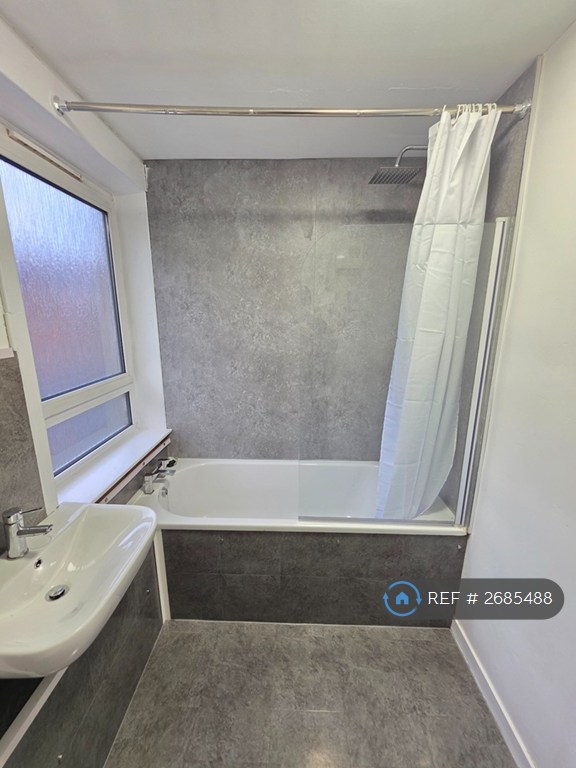 2 bedroom flat in Cathcart Street, Greenock, PA15 (2 bed) (#2685488)