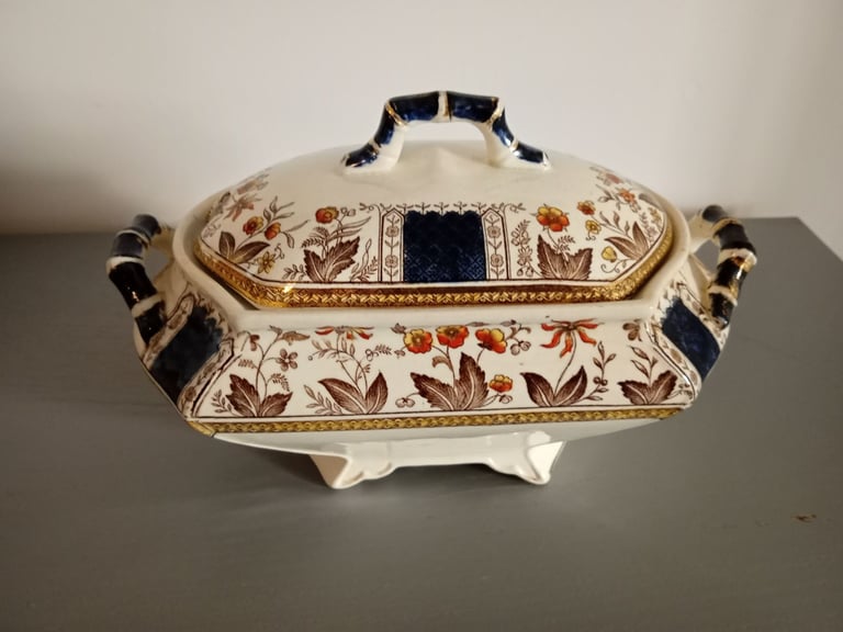 Ceramic pottery tureen 