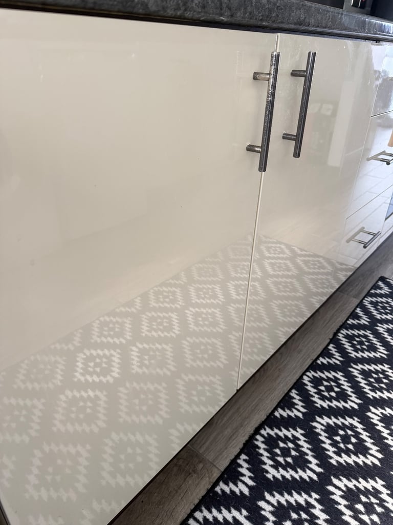 Cream gloss howdens cupboard doors/draws