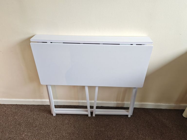 Foldable table